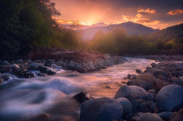 美丽的日落越过快的流动的山河