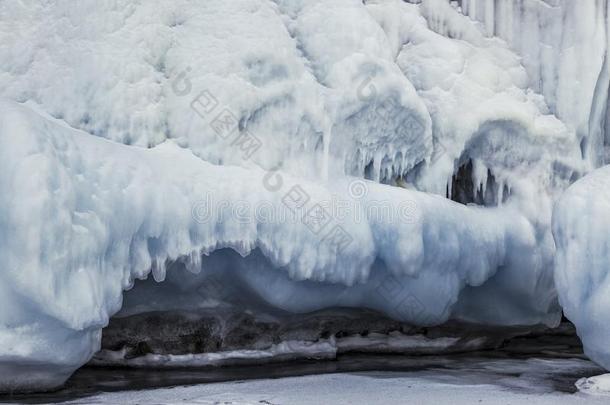 极好的冰洞穴向湖贝加尔湖.东方的西伯利亚