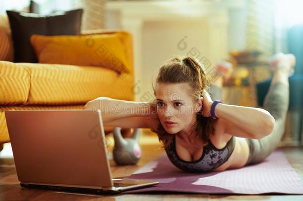 适合女人使用便携式电脑向共享锻炼后果采用社会的媒体