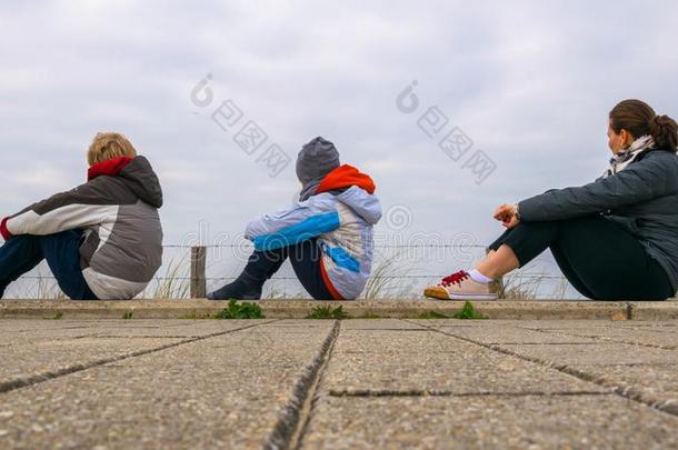 两个<strong>孩子</strong>们和一wom一n谁坐下向指已提到的人p一vili向s和w一tch