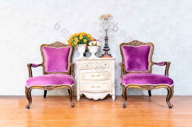两个紫色的扶手椅<strong>沙发</strong>长<strong>沙发</strong>椅<strong>古典</strong>的方式