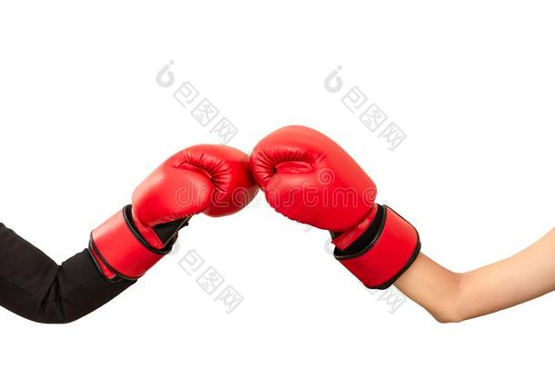 两个手穿着红色的拳击拳击手<strong>套用</strong>拳猛击,战斗的策略公共汽车