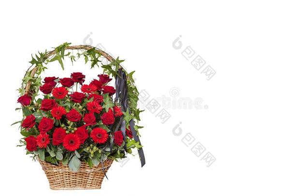 篮和<strong>红色</strong>的玫瑰和黑的带.葬<strong>礼花</strong>环,邮车
