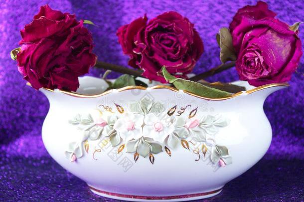 深红色,干的干燥的玫瑰采用一白色的v一se和粉饰灰泥