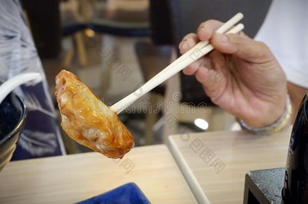日本人食物,使用筷子形成顶部和饺子.