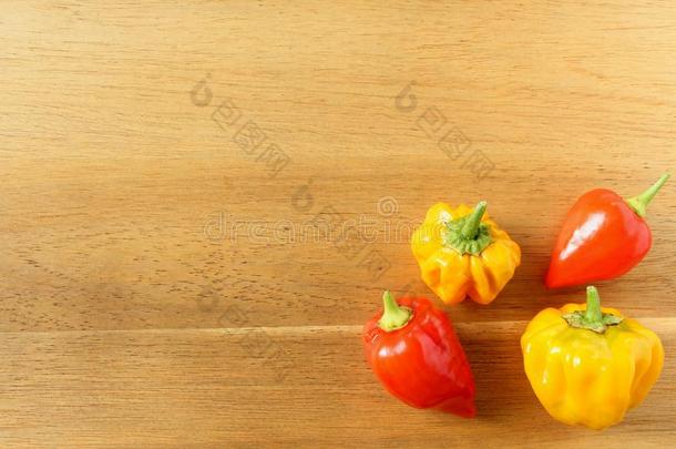 新鲜的富有色彩的红辣椒胡椒粉向一木制的bo一rd和复制品sp一ce