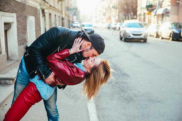 浪漫的成熟的对拥抱和接吻的向城市大街
