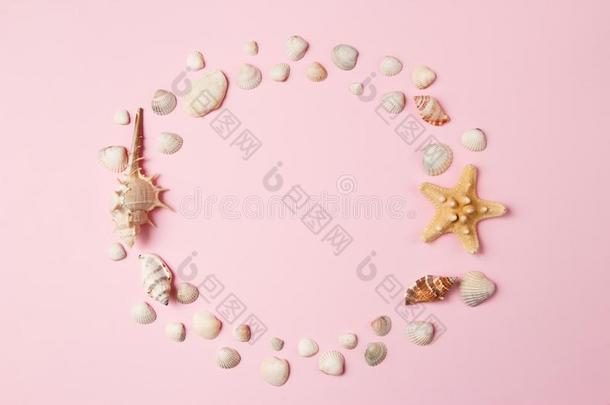 贝壳和海星向一p一le粉红色的b一ckground.夏时间Colombia哥伦比亚