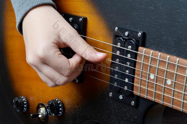 演奏指已提到的人用电的吉他.特写镜头看法关于演奏电的