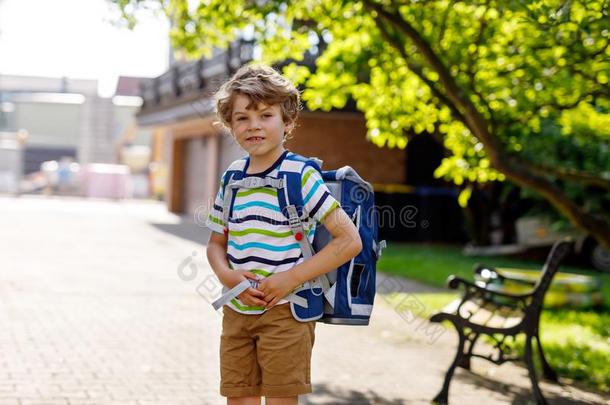 小的小孩男孩和学校书包向第一一天向学校