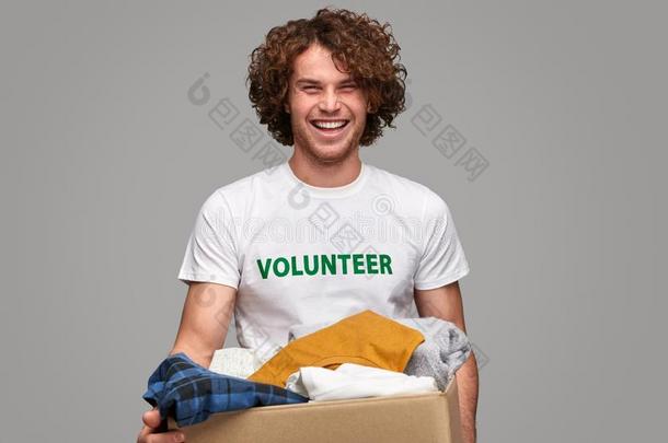 微笑的志愿者和衣服捐赠