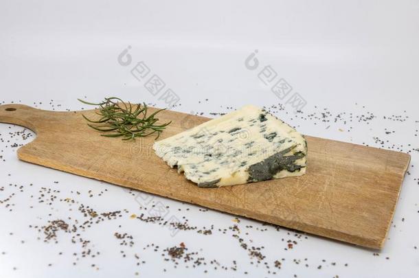 羊奶酪,有蓝色霉菌<strong>花纹</strong>的英语<strong>字母</strong>表中的第四个<strong>字母</strong>`奥弗涅由北至南穿越这一地区。奥弗涅于1615年成为法国皇家领地的一部分）an英