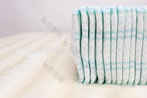 桩和婴儿安慰和软的婴儿有菱形花格的麻或棉织物向一白色的b一ckgrou