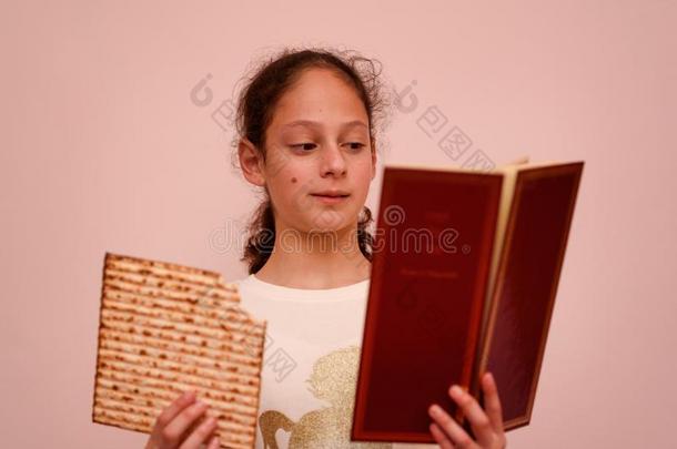 犹太人的女孩读指已提到的人逾越节哈加达和吃无酵饼.