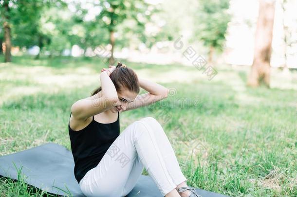 年幼的美丽的女孩颤抖压向自然向指已提到的人席子