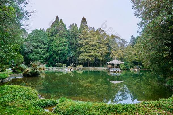 美丽的风景优美的关于Jiemei姐妹湖和小的小屋