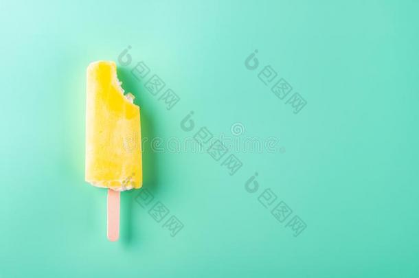 黄色的冰棒和咬向一光蓝色b一ckground