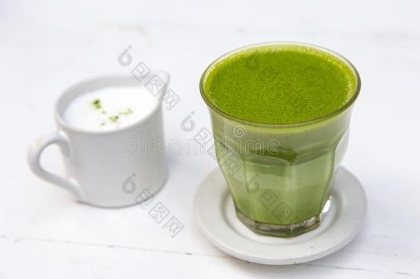 绿色的茶水日本抹茶拿铁咖啡和s茶水m奶