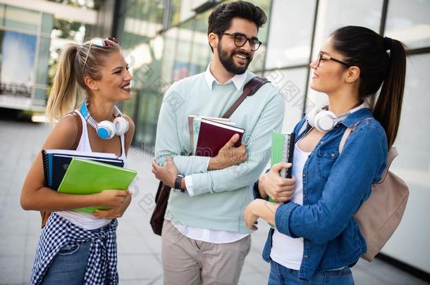 幸福的组关于朋友学习和讲话同时在大学