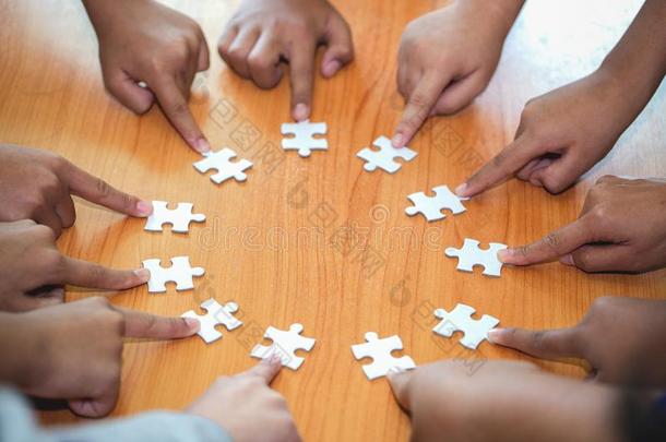 商业观念,组关于商业人集合竖锯PuzzleGame益智类游戏Puzzle的原意是指以前用来培养儿童智力的拼图游戏