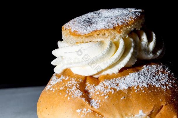 瑞典的不丰盛的圆形的小面包或点心塞姆拉关在上面