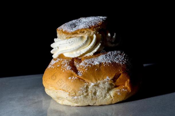 瑞典的不丰盛的圆形的小面包或点<strong>心塞</strong>姆拉关在上面