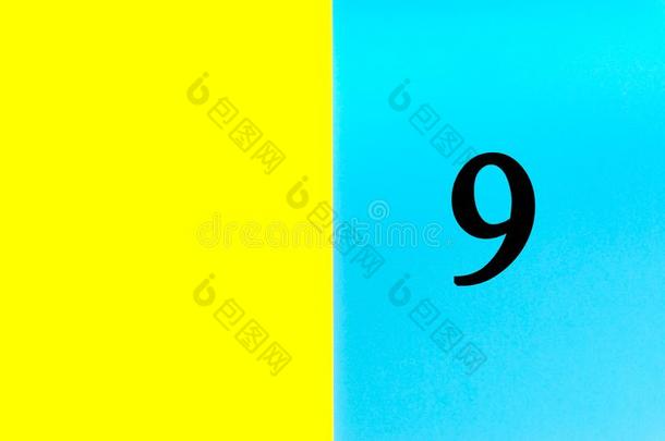num.九或9书面的w或ds向蓝色和黄色的背景.