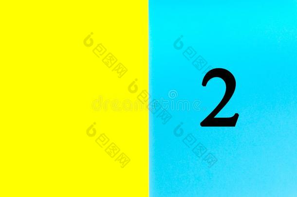 两个或2书面的w或ds向蓝色和黄色的背景.