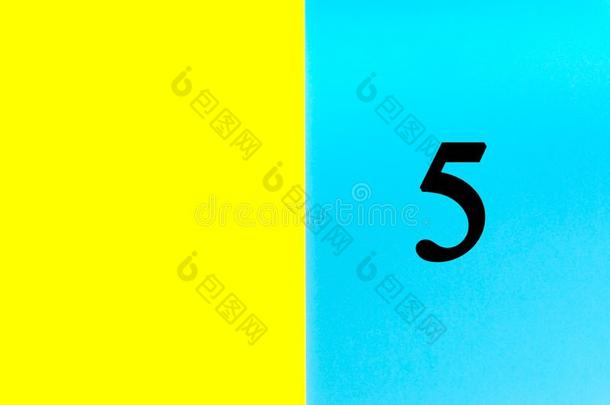 num.五或5书面的w或ds向蓝色和黄色的背景.