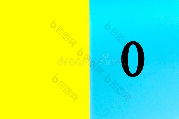 零度或0书面的w或ds向蓝色和黄色的背景.