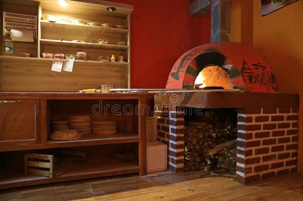 木材开火砖烤箱为烹饪术意大利薄饼,秘鲁,南方美洲