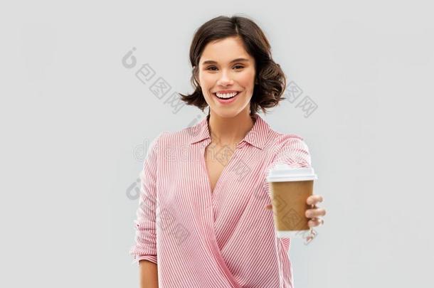 女人喝<strong>饮料</strong>外卖餐馆咖啡豆采用<strong>纸杯</strong>子