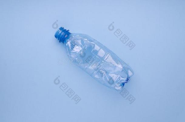 猛撞塑料制品瓶子向明亮的蓝色背景.塑料制品utilis