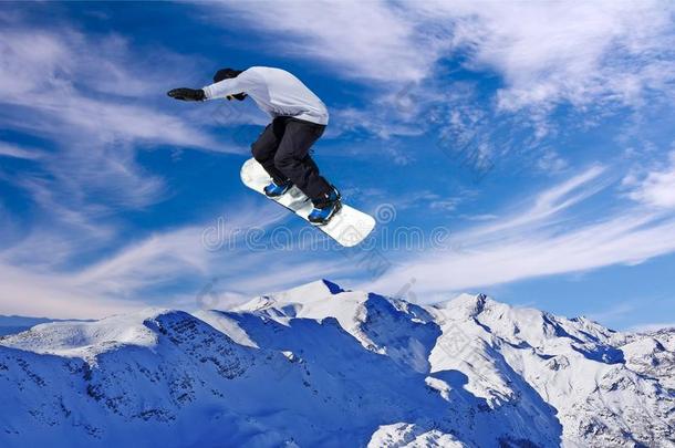 雪山飞魂用于跳跃的通过天空和蓝色天背景