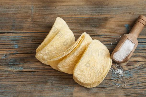 易碎的马铃薯炸马铃薯条采用木制的碗.盐腌的马铃薯炸马铃薯条