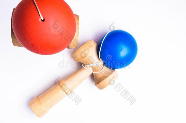 红色的和蓝色<strong>剑</strong>玉日本人玩具,隔离的向白色的,竞争