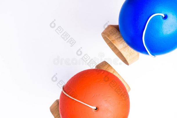 桔子和蓝色富有色彩的<strong>剑</strong>玉日本人玩具,隔离的向极少的量
