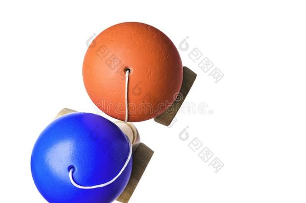 桔子和蓝色富有色彩的<strong>剑</strong>玉日本人玩具,隔离的向极少的量