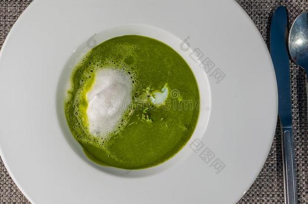健康的菠菜汤serve的过去式和鸡蛋向白色的盘子,春季汤