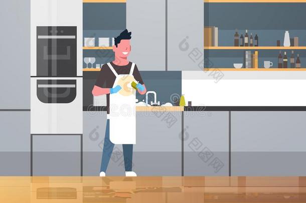 年幼的男人洗涤盘家伙擦盘子做家务劳动菜肴