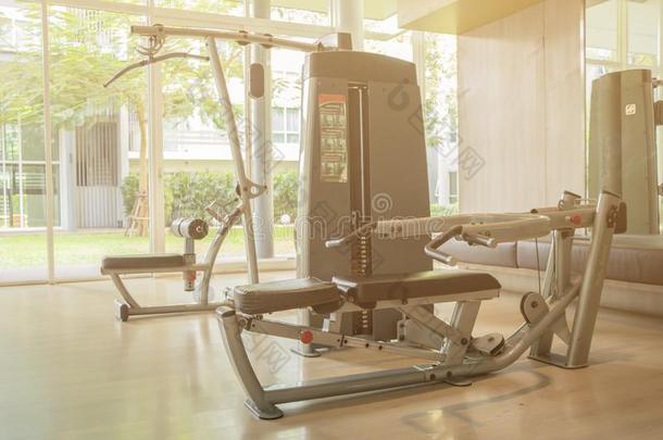 有关运动的设备指已提到的人房间健身房内部.哑铃和重量.