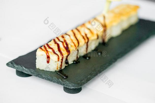 放置调味汁向未雕琢的日本人寿司辗