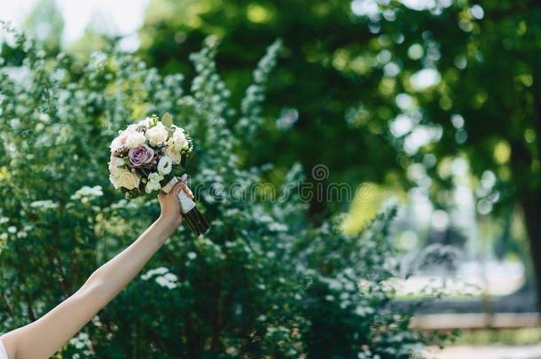 婚礼花束和婚礼装饰,花和婚礼浮在葡萄酒表面的一种白色酵母