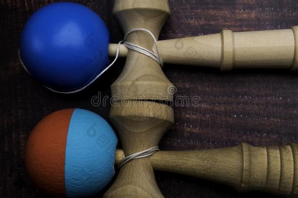 传统的日本人木材玩具<strong>剑</strong>玉向木材en背景,symbol象征
