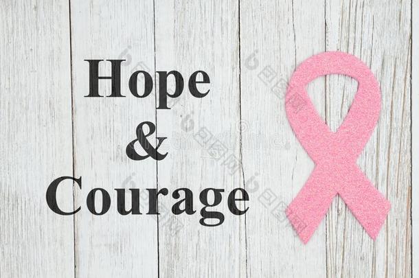 希望和勇气信息和粉红色的带向织地粗糙的风化的