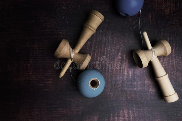 传统的日本人木材玩具<strong>剑</strong>玉向木材en背景,symbol象征