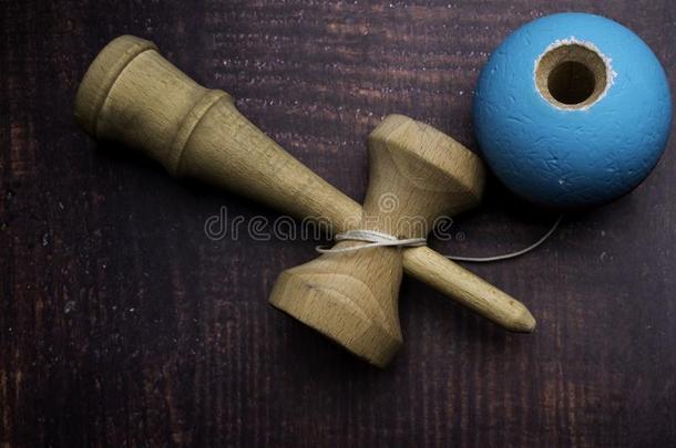 传统的日本人木材玩具剑玉<strong>向</strong>木材en背景,symbol象征