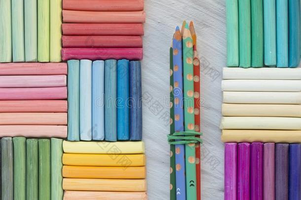 明亮的背景关于彩虹彩色粉笔用彩色蜡笔画和铅笔.
