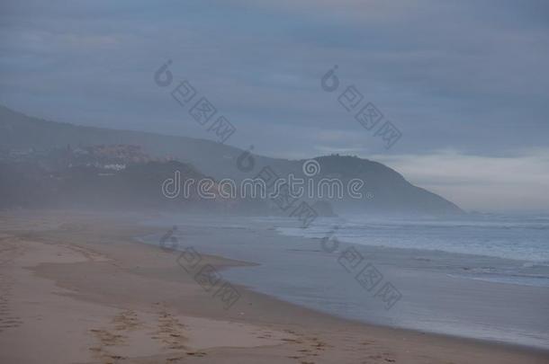 清静的沙的海滩在布伦顿住所名称向海,克尼斯纳,为拍照在太阳