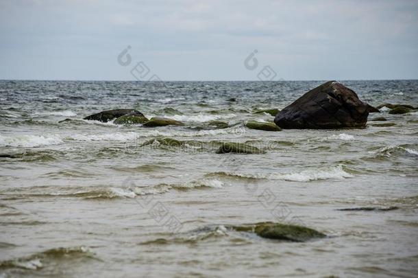 有<strong>暴风雨</strong>的海<strong>海滩</strong>和大大地岩石采用指已提到的人湿的沙